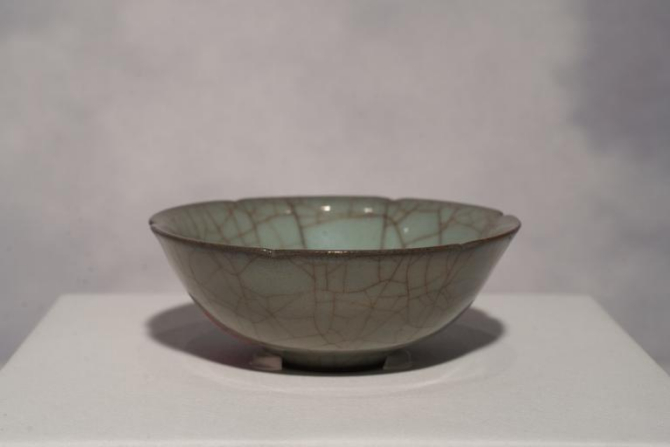 官窑青釉葵口碗.jpg