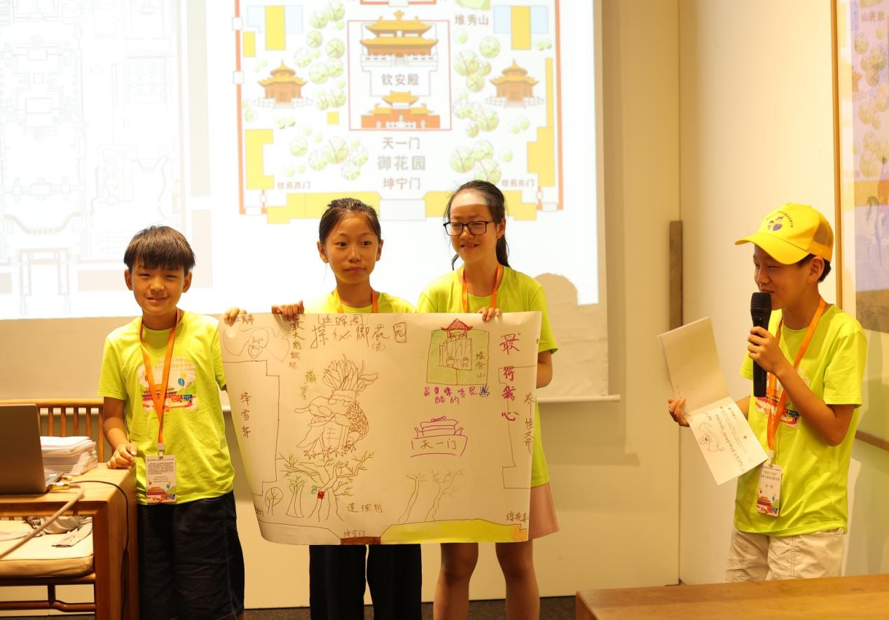 孩子们拿着自己手绘的御花园地图