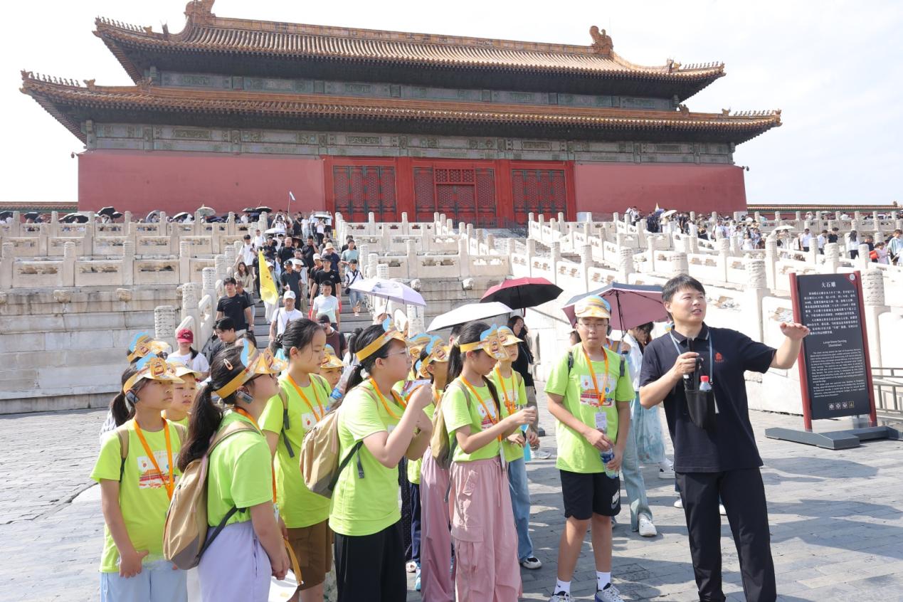 认真听院社教部老师讲解